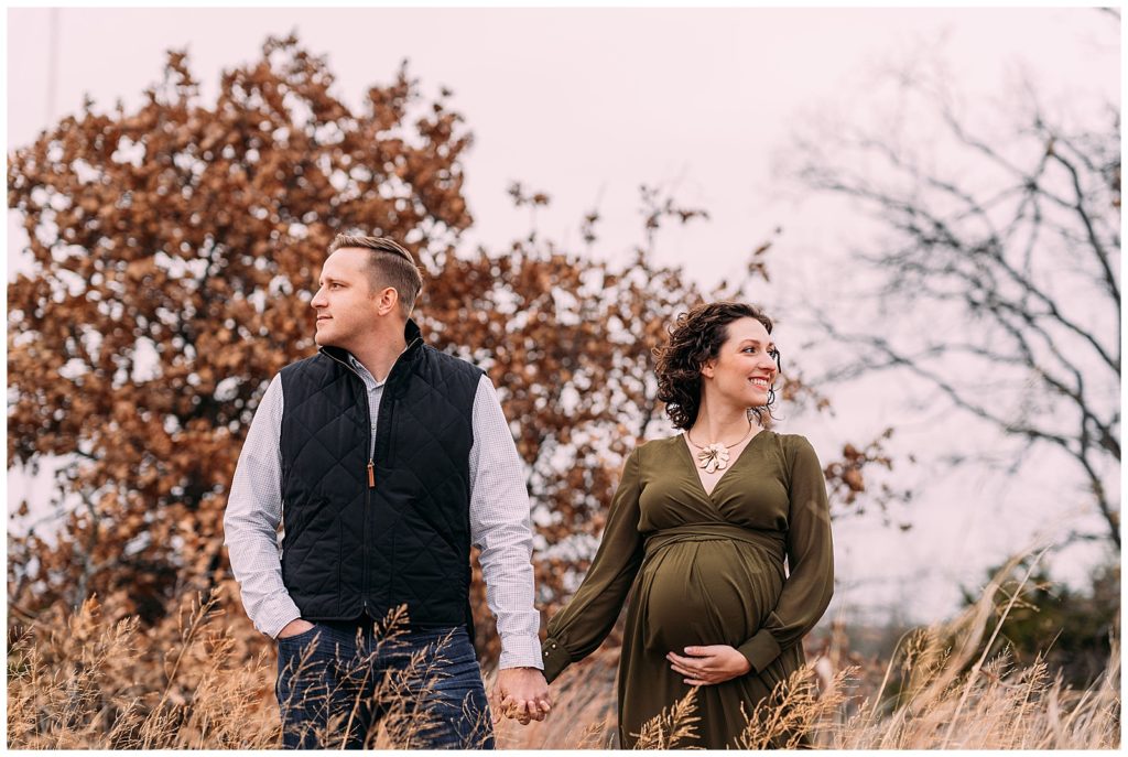 What to Wear to Outdoor Maternity Session
