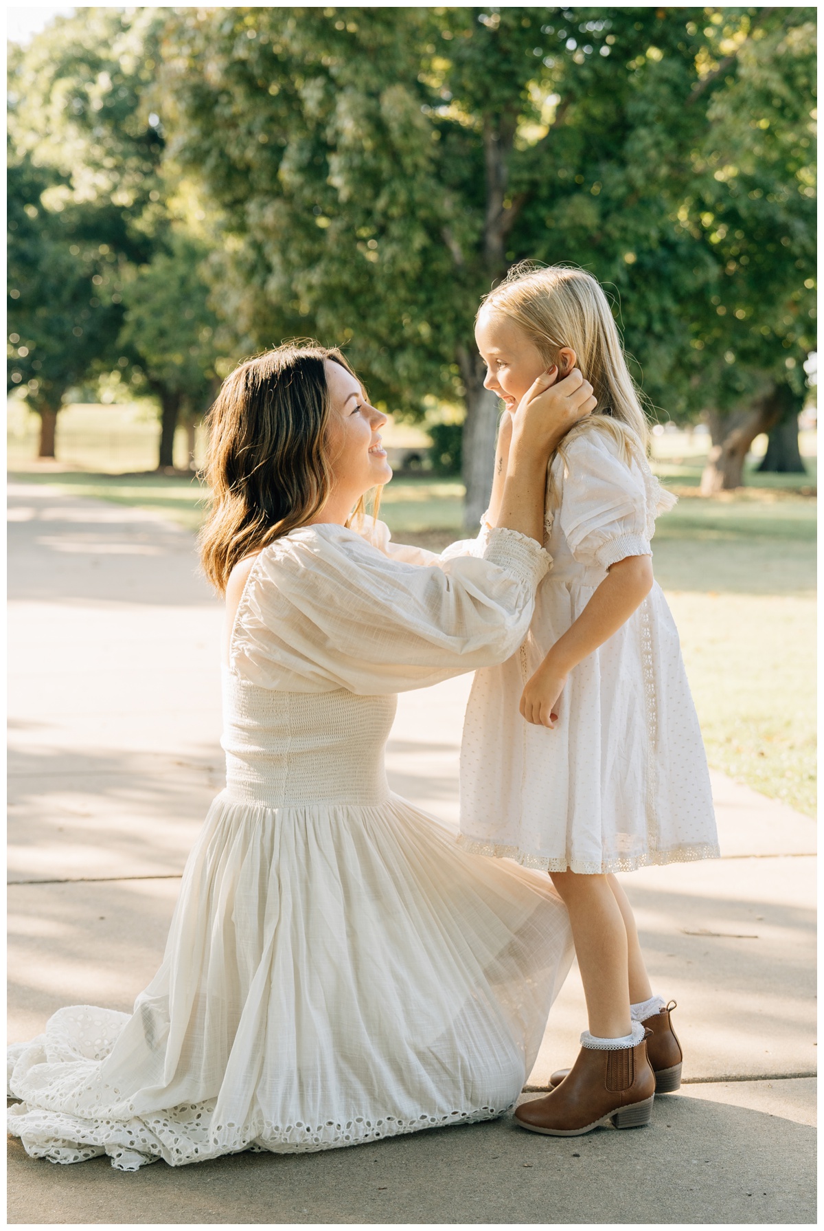 mother's day picture ideas of mom tucking child's hair behind her ears