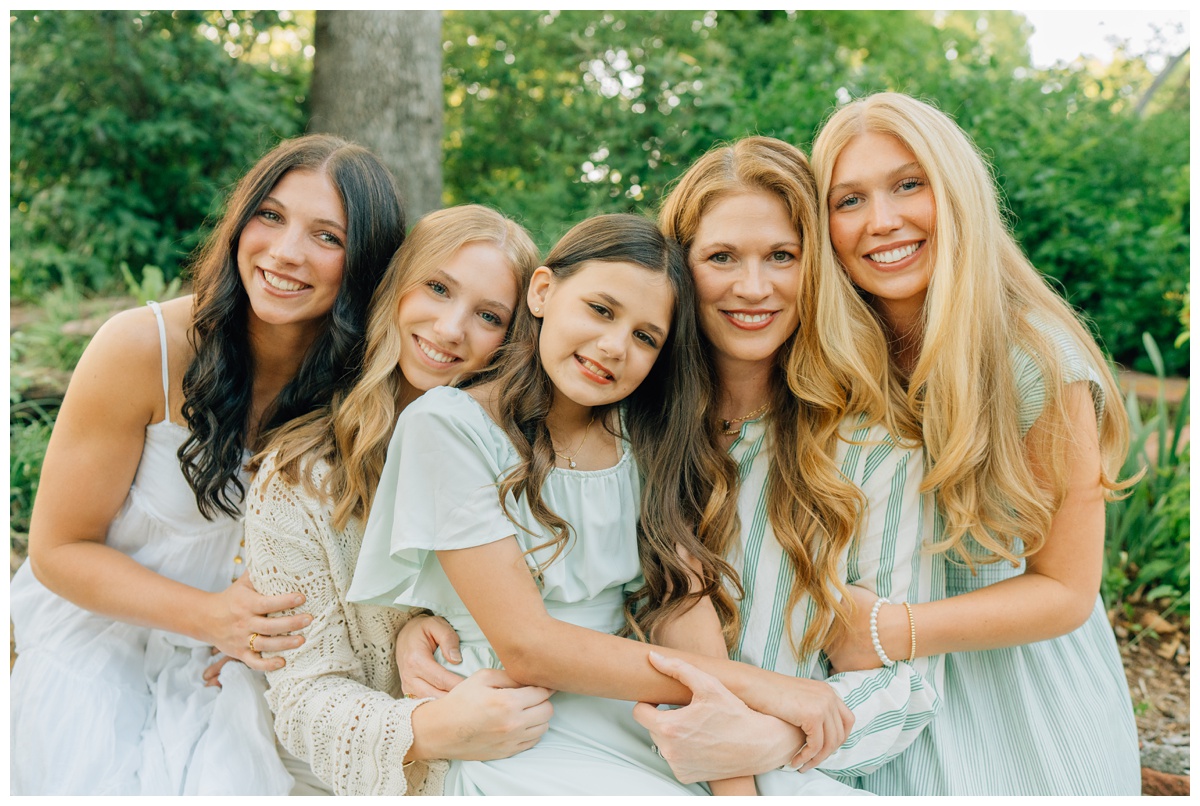 mom with four teen daughters in OKC family session with Haley Kinzie Photography